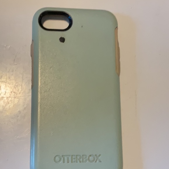 iPhone SE 2nd Gen 64GB. GUC case included plus charging chord. - Picture 4 of 4